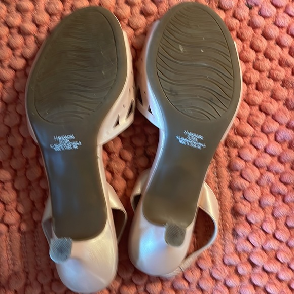 sonata 7 1/2 heeled shoes a nudeish peachish in color bran new never worn - Picture 3 of 11